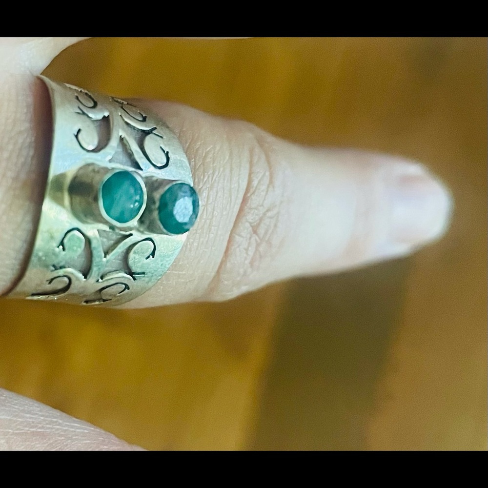 Dainty lightweight Green Natural stones sterling silver 6 1/2 ring.